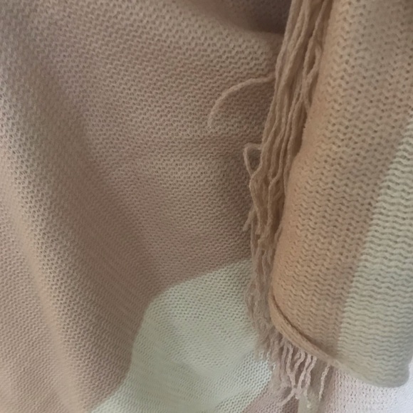 Nwt BCBG MAXAZRIA Ruana fringe poncho pink/white. OS fits all - Picture 4 of 4